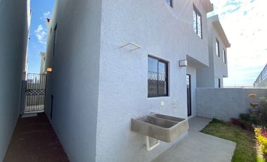 Recamara principal con vestidor, baño propio y terraza.