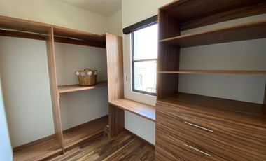 Recamara principal con vestidor, baño propio y terraza.