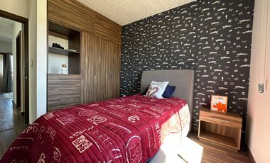 Recamara principal con vestidor, baño propio y terraza.