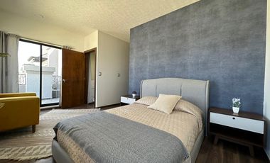 Recamara principal con vestidor, baño propio y terraza.