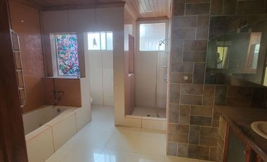 En venta casa esquinera ubicada en el Tornero, sector UESS, via Samborondon