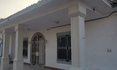 En venta casa esquinera ubicada en el Tornero, sector UESS, via Samborondon