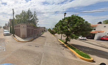 Casa ubicada en colonia Loma Dorada, con 5 Recamaras y 300m2, a unos minutos del Zoológico Sahuatoba Durango, y del museo Bebeleche Interactivo de Dur