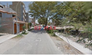 Venta De Terreno En Urb.Santa Maria Del Pinar 140M2 Frente A Parque. ID:1117637
