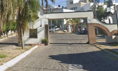 Propiedad dentro de coto con control de acceso y parques privados.