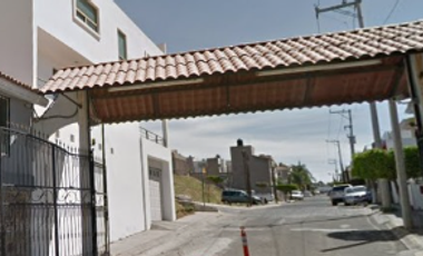 Propiedad dentro de coto con control de acceso y parques privados.