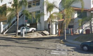 Propiedad dentro de coto con control de acceso y parques privados.