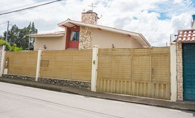 Casa en Venta, Sector Cuartel Cayambe, Ricaurte, Cuenca