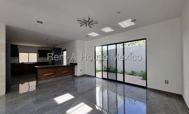 Casa en venta Cumbres del Cimatario 4 habitaciones FVR