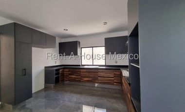 Casa en venta Cumbres del Cimatario 4 habitaciones FVR