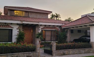 En venta amplia casa de una planta frente al parque en Rio Grande, via a Samborondon