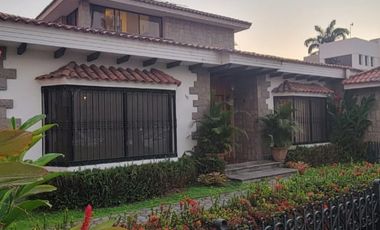 En venta amplia casa de una planta frente al parque en Rio Grande, via a Samborondon