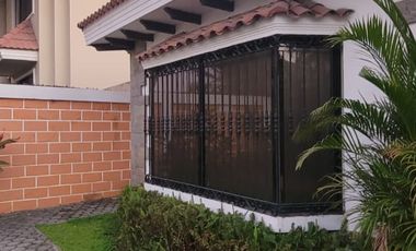 En venta amplia casa de una planta frente al parque en Rio Grande, via a Samborondon