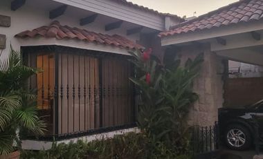 En venta amplia casa de una planta frente al parque en Rio Grande, via a Samborondon