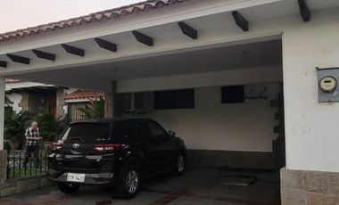 En venta amplia casa de una planta frente al parque en Rio Grande, via a Samborondon