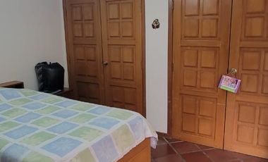 En venta amplia casa de una planta frente al parque en Rio Grande, via a Samborondon