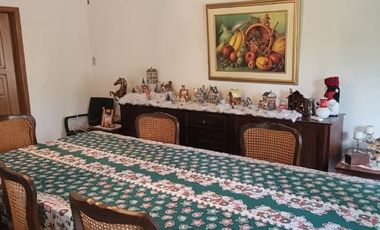 En venta amplia casa de una planta frente al parque en Rio Grande, via a Samborondon