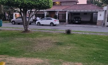 En venta amplia casa de una planta frente al parque en Rio Grande, via a Samborondon