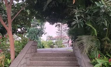 En venta amplia casa de una planta frente al parque en Rio Grande, via a Samborondon
