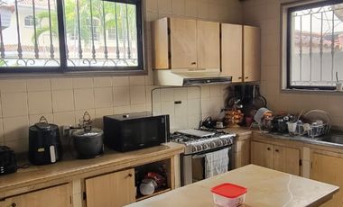 En venta amplia casa de una planta frente al parque en Rio Grande, via a Samborondon