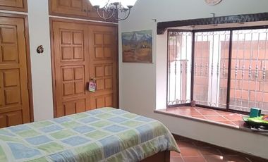 En venta amplia casa de una planta frente al parque en Rio Grande, via a Samborondon