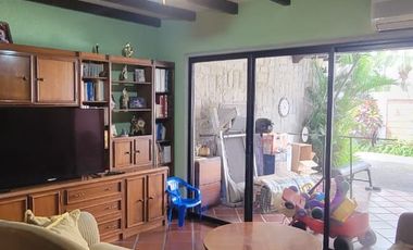 En venta amplia casa de una planta frente al parque en Rio Grande, via a Samborondon