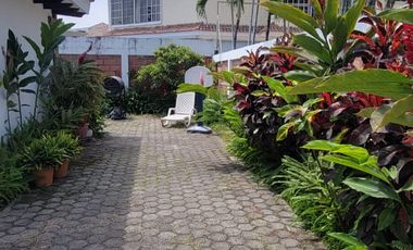 En venta amplia casa de una planta frente al parque en Rio Grande, via a Samborondon