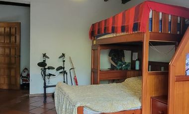 En venta amplia casa de una planta frente al parque en Rio Grande, via a Samborondon