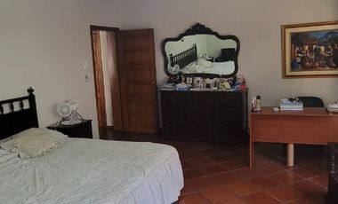 En venta amplia casa de una planta frente al parque en Rio Grande, via a Samborondon