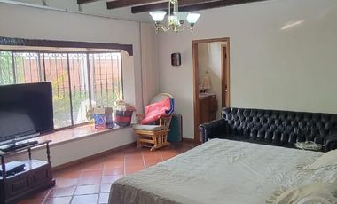 En venta amplia casa de una planta frente al parque en Rio Grande, via a Samborondon
