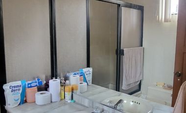 En venta amplia casa de una planta frente al parque en Rio Grande, via a Samborondon