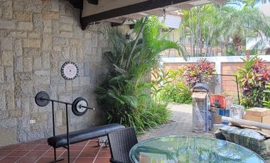 En venta amplia casa de una planta frente al parque en Rio Grande, via a Samborondon