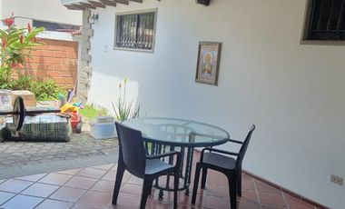En venta amplia casa de una planta frente al parque en Rio Grande, via a Samborondon