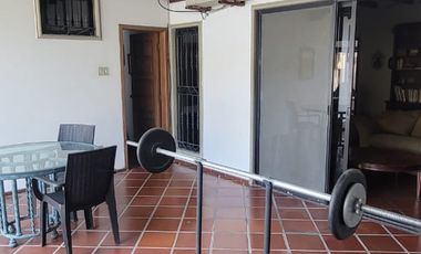 En venta amplia casa de una planta frente al parque en Rio Grande, via a Samborondon