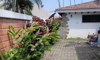 En venta amplia casa de una planta frente al parque en Rio Grande, via a Samborondon