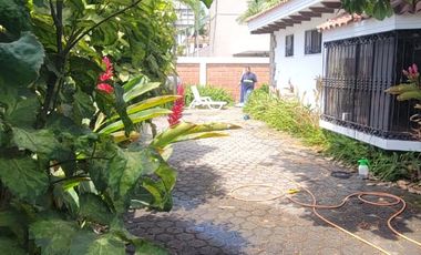 En venta amplia casa de una planta frente al parque en Rio Grande, via a Samborondon