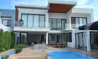 En venta lujosa y moderna casa en Isla del Rio, Mocoli, via a Samborondon