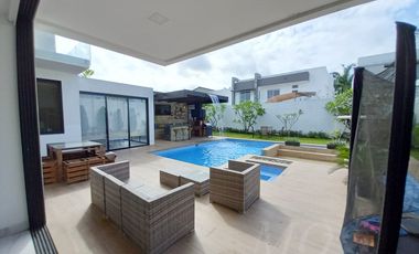 En venta lujosa y moderna casa en Isla del Rio, Mocoli, via a Samborondon