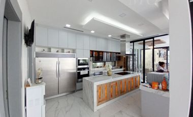 En venta lujosa y moderna casa en Isla del Rio, Mocoli, via a Samborondon