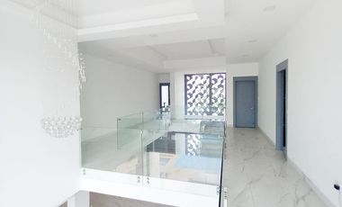 En venta lujosa y moderna casa en Isla del Rio, Mocoli, via a Samborondon
