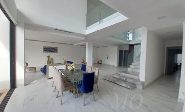En venta lujosa y moderna casa en Isla del Rio, Mocoli, via a Samborondon