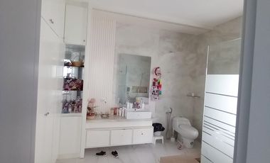 En venta lujosa y moderna casa en Isla del Rio, Mocoli, via a Samborondon