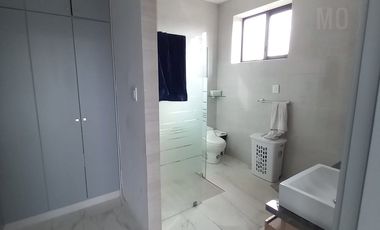En venta lujosa y moderna casa en Isla del Rio, Mocoli, via a Samborondon