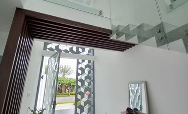 En venta lujosa y moderna casa en Isla del Rio, Mocoli, via a Samborondon