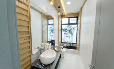 En venta lujosa y moderna casa en Isla del Rio, Mocoli, via a Samborondon