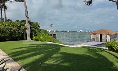 ¡Casa en la laguna del prestigioso Residencial Isla Dorada!
