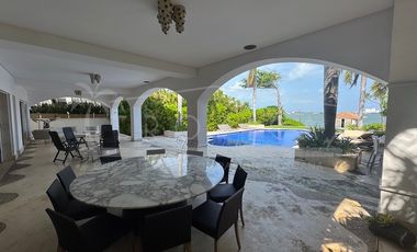 ¡Casa en la laguna del prestigioso Residencial Isla Dorada!