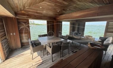 ¡Casa en la laguna del prestigioso Residencial Isla Dorada!