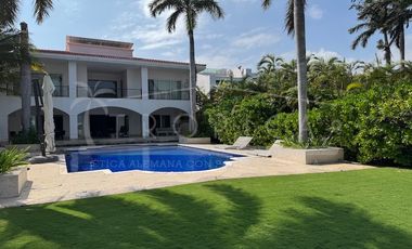 ¡Casa en la laguna del prestigioso Residencial Isla Dorada!