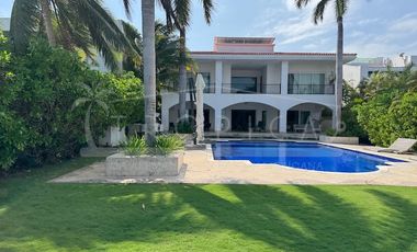 ¡Casa en la laguna del prestigioso Residencial Isla Dorada!